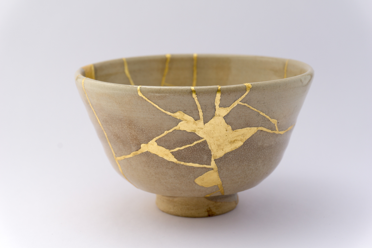 Reparatie aan een vaas van Beate Kuhn met de Kintsugi Methode - Margot