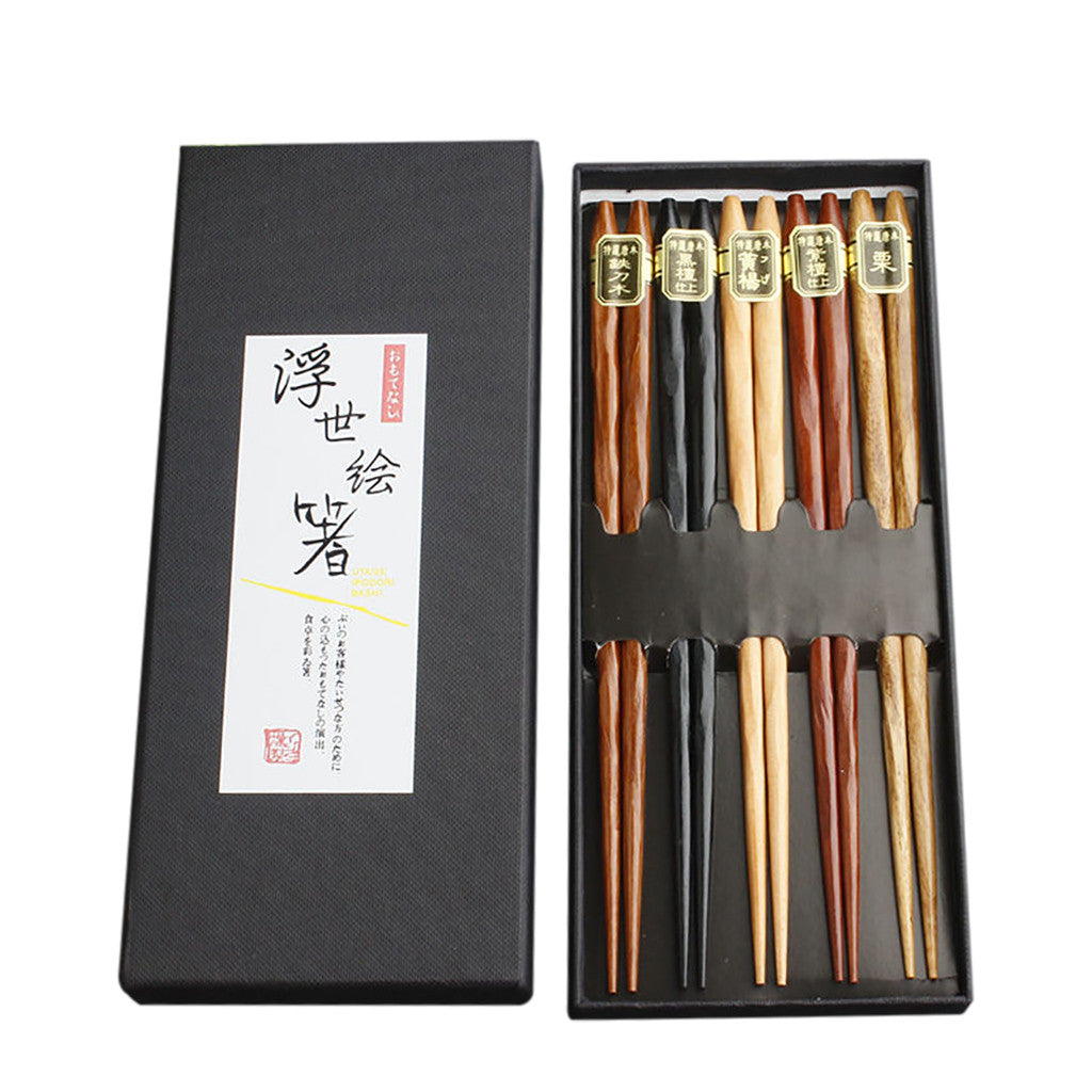 Box of 5 chopsticks from the “Kitakyushu” collection with natural wood pattern