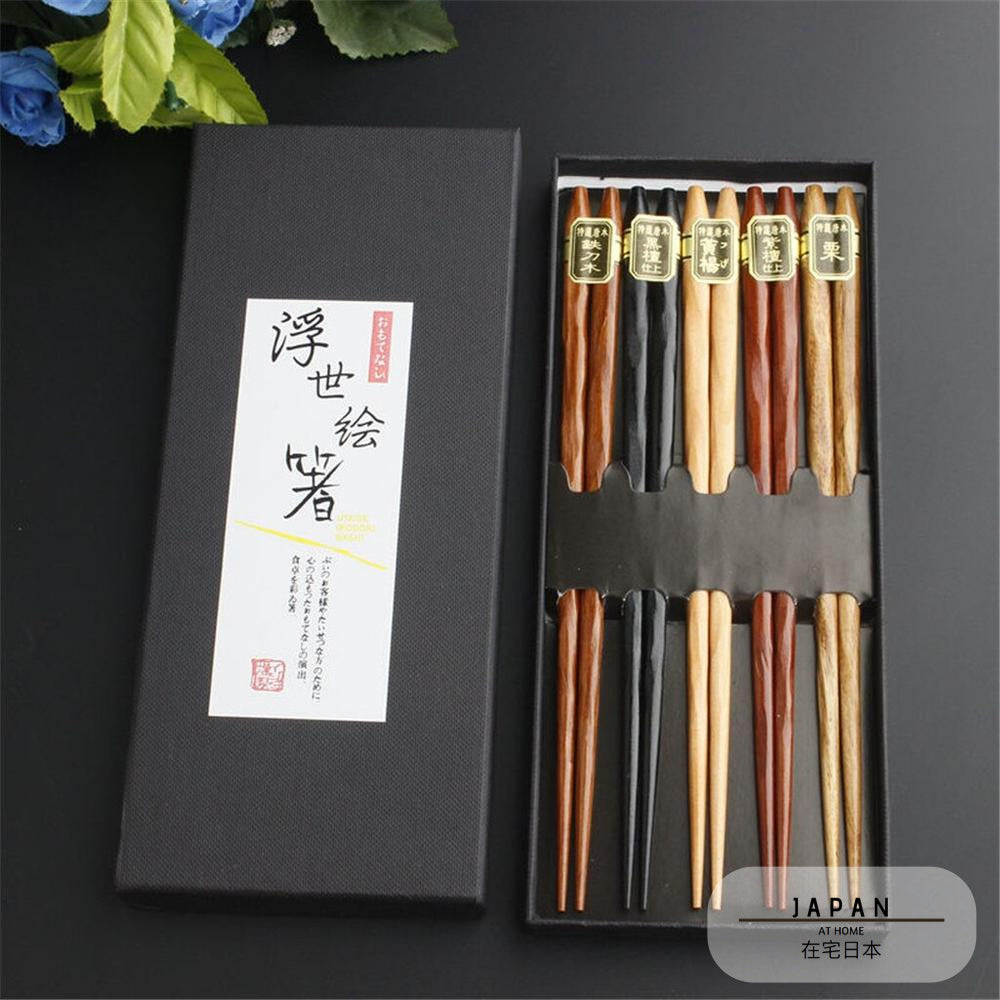 Box of 5 chopsticks from the “Kitakyushu” collection with natural wood pattern