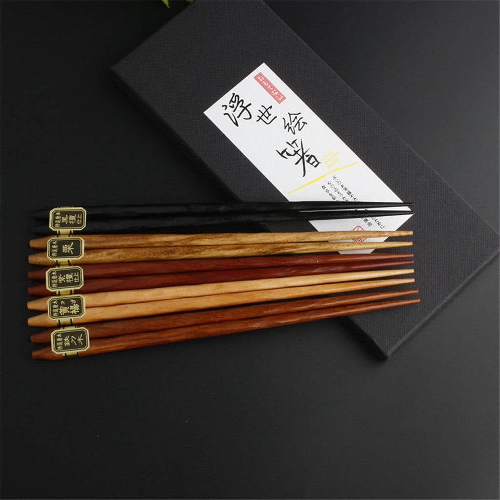 Box of 5 chopsticks from the “Kitakyushu” collection with natural wood pattern